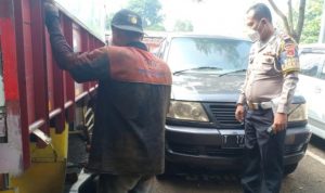 Petugas Kepolisian Polres subang sedang memeriksa kendaraan yang terlibat tabrakan beruntun di Subang.