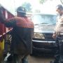 Petugas Kepolisian Polres subang sedang memeriksa kendaraan yang terlibat tabrakan beruntun di Subang.