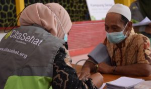 Petugas Kesehatan dari Cita sehat Founbdation tengah memeriksa kesehatan lansia di Des Pangguh Kecamatan Ibun Kabupaten Bandung
