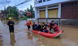 Petugas relawan sedang melakukan evakuasi warga yang terkena banjir di Desa Cikeruh Jatinangor Sumedang