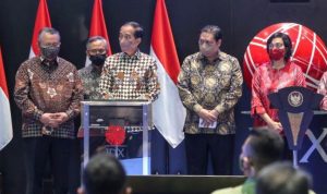 Presiden Joko Widodo didampingi Menko airlangga Hartarto membuka perdagangan saham di tahun 2022
