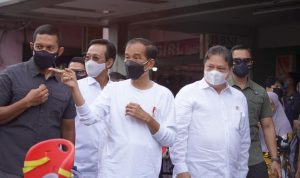 Ilustrasi Panel Survei Indonesia, Presiden Joko widodo didampingi oleh Airlangga Hartarto ketika kunjungan kerja ke Yogyakarta untuk memberikan bantuan program pemulihan ekonomi nasional.