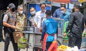 Presiden Jokowi berdialog dengan pedagang kecil ketika mengunjungi Pasar Sederha Kota Bandung