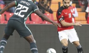 Mohamed Salah (kanan) berusaha melewati pemain Nigeria dalam pertandingan Piala Afrika 2021, beberapa waktu lalu. (@thepharaohs.official/Instagram)