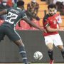 Mohamed Salah (kanan) berusaha melewati pemain Nigeria dalam pertandingan Piala Afrika 2021, beberapa waktu lalu. (@thepharaohs.official/Instagram)