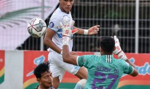 Pemain Persela Lamongan memberi serangan ke lini pertahanan Persita Tangerang. (@perselafc/instagram)
