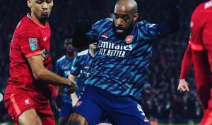 Permintaan Arsenal 'Diamini' Penyelenggara Premier League, Apa Itu? Punggawa Arsenal bergelut mempertahankan bola dari kaki lawan. (@arsenal/instagram)