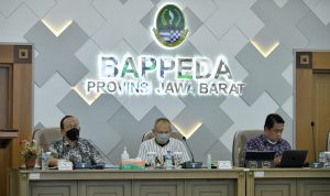 Sekda Jabar Setiawan Wangsaatmaja (tengah) ketika menggelar rapat bersama Direktur BUMD Jabar
