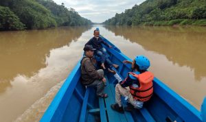 Siswa SDN Ciloma Sukabumi Seberangi Sungai Cikaso untuk Belajar, Gubenur Jabar Bantu Berikan Perahu untuk transportasi menuju sekolah