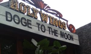 Tempat Kafe dan Resto Hollywing yang terletak di Jalan Sukajadi Kota Bandung