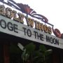 Tempat Kafe dan Resto Hollywing yang terletak di Jalan Sukajadi Kota Bandung