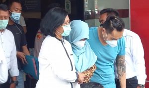 Penyanyi dangdut Velline Chu dan suaminya, Budi Haryanto saat dihadirkan dalam jumpa pers di Mapolres Jakarta Selatan, Senin (10/1). Foto: Fransiskus Adryanto Pratama/JPNN.com