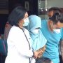 Penyanyi dangdut Velline Chu dan suaminya, Budi Haryanto saat dihadirkan dalam jumpa pers di Mapolres Jakarta Selatan, Senin (10/1). Foto: Fransiskus Adryanto Pratama/JPNN.com
