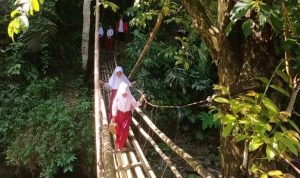 DPRD Cianjur Sorot Kinerja Pemkab Soal Penanganan Infrastruktur yang Dinilai Tak Serius Ilustrasi: Siswa sedang berjalan di atas jembatan untuk menuju ke sekolah. (cianjurekspres)