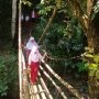 Ilustrasi: Siswa sedang berjalan di atas jembatan untuk menuju ke sekolah. (cianjurekspres)