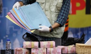 Komisi Pemberantasan Korupsi (KPK) mengamankan barang bukti uang dalam operasi tangkap tangan (OTT) Bupati Penajam Paser Utara, Abdul Gafur Mas'ud bersama enam orang lainnya di Jakarta, pada Rabu (12/1). (Dery Ridwansah/ JawaPos.com)