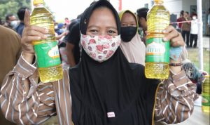 Warga Purwakarta mendapatkan Minyak Goreng dengan harga murah berkat babtuan dari Gubernur Jabar Ridwan Kamil