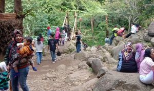 Wisatawan lokal saat mengunjungi wana wisata Gunung Puntang Kabupaten Bandung.