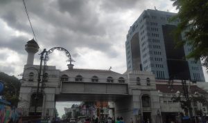 Sejumlah pengendara melintasi di JPO Asia Afrika, Senin (3/1). (Yuga Hassani/ Jabar Ekspres)