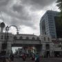 Sejumlah pengendara melintasi di JPO Asia Afrika, Senin (3/1). (Yuga Hassani/ Jabar Ekspres)