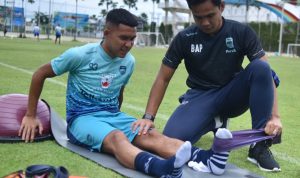 CEDERA KAKI: Gelandang Persib Bandung Erwin Ramdani melakukan latihan terpisah di samping lapangan didampingi Benidektus Adi Prianto sebagai fsioterapis tim di lapang FINNS Recreation Club Bali, Senin, (3/1). (PERSIB.co.id/Amandeep Rohimah)