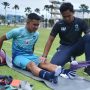 CEDERA KAKI: Gelandang Persib Bandung Erwin Ramdani melakukan latihan terpisah di samping lapangan didampingi Benidektus Adi Prianto sebagai fsioterapis tim di lapang FINNS Recreation Club Bali, Senin, (3/1). (PERSIB.co.id/Amandeep Rohimah)