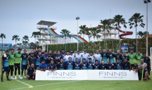 FOTO BERSAMA: Seluruh anggota skuad Persib Bandung berfoto bersama pada sesi latihan perdana di FINNS Recreation Club Bali. (PERSIB.co.id/Amandeep Rohimah)