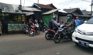 Area depan Pasar Parakanmuncang di Desa Sindang Pakuon, Kecamatan Cimanggung, Kabupaten Sumedang. (Jabar Ekspres)