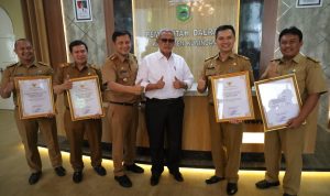 BERIKAN PENGHARGAAN: Bupati Kuningan, Acep Purnama mengapresiasi kinerja ASN Bapenda Jabar lantaran mampu merealisasikan capaian target pajak kendaraan untuk tahun 2021.