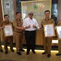 BERIKAN PENGHARGAAN: Bupati Kuningan, Acep Purnama mengapresiasi kinerja ASN Bapenda Jabar lantaran mampu merealisasikan capaian target pajak kendaraan untuk tahun 2021.