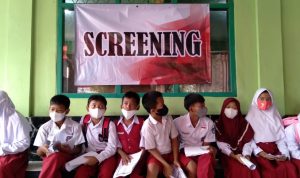 Siswa SD saat mengantre untuk divaksin, Desa Tenjolaya, Kecamatan Cicalengka, Kabupaten Bandung. (Jabar Ekspres)