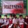 Siswa SD saat mengantre untuk divaksin, Desa Tenjolaya, Kecamatan Cicalengka, Kabupaten Bandung. (Jabar Ekspres)