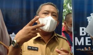 Plt Wali Kota Bandung Yana Mulyana, saat melakukan sesi wawancara bersama wartawan di Taman Radio, beberapa waktu lalu, (Yuga Hassani/ Jabar Ekspres)