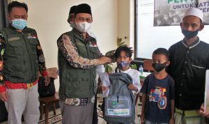 BAZNAS PEDULI: Wakil Ketua II Bidang Pendistribusian dan Pendayagunaan, BAZNAS Jabar, Dr. H. Ali Khosim S.H.I., M.Ag memberikan santunan kepada anak yatim dan piatu yang terdampak Covid-19 di Kota/Kab Bogor, Kamis (6/1).
