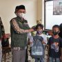 BAZNAS PEDULI: Wakil Ketua II Bidang Pendistribusian dan Pendayagunaan, BAZNAS Jabar, Dr. H. Ali Khosim S.H.I., M.Ag memberikan santunan kepada anak yatim dan piatu yang terdampak Covid-19 di Kota/Kab Bogor, Kamis (6/1).