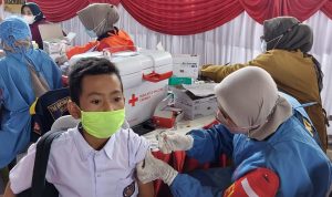 Siswa Sekolah Dasar di Kabupaten Bandung mengikuti vaksinasi serentak di Soreang, Jumat (7/1). (Yully S Yulianty/Jabar Ekspres)