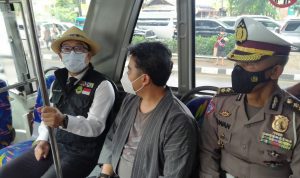 Gubernur Jawa Barat Angkat Tri Ardhianto menjadi Plt Wali Kota Bekasi Gubernur Jawa Barat, Ridwan Kamil, menaiki Bus Trans Metro Bandung saat kegiatan, Soft Launching Aplikasi Jaramba, Jalan Pasteur, Jumat (7/1). (Yuga Hassani/ Jabar Ekspres)