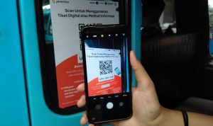 Warga melakukan scan barcode aplikasi Jaramba, di salah satu angkatan umum, Jalan Pasteur, Kota Bandung, Jumat (7/1). (Yuga Hassani/ Jabar Ekspres)