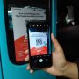 Warga melakukan scan barcode aplikasi Jaramba, di salah satu angkatan umum, Jalan Pasteur, Kota Bandung, Jumat (7/1). (Yuga Hassani/ Jabar Ekspres)