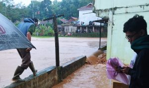 Situasi banjir yang terjadi di Desa Cileles.
