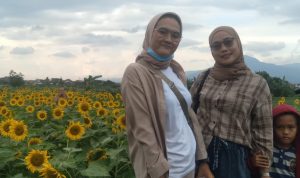 Pengunjung Taman Bunga Matahari, Nia Kurnia, 33, bersama saudarinya Novi Maharani, 27, di Desa Linggar, Kecamatan Rancaekek, Kabupaten Bandung. (Jabar Ekspres)