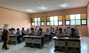 Ilustrasi: Kegiatan PTM 100 persen di SMPN 43 Bandung. Senin (10/1). (Foto: Sandi Nugraha/Jabar Ekspres)