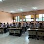 Ilustrasi: Kegiatan PTM 100 persen di SMPN 43 Bandung. Senin (10/1). (Foto: Sandi Nugraha/Jabar Ekspres)