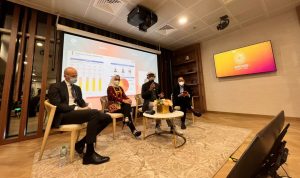 Deputy Executive Vice President CX & Digitization Telkom Sri Safitri (kedua dari kiri), Direktur Utama Melon Indonesia Dedi Suherman (kedua dari kanan), dan Deputy Executive Vice President Digital Business Builder Telkom Komang Budi Aryasa (paling kanan) dalam sesi Business Talk dari Pavilion Indonesia di Expo 2020 Dubai yang diselenggarakan secara hybrid beberapa waktu yang lalu.