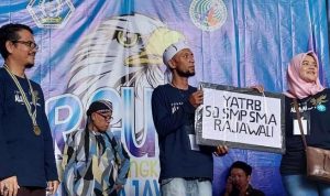PERERAT SILATURAHMI: Para alumni SMP Rajawali Yayasan Attaqwa Rajawali Kota Bandung saat reuni, Minggu (9/1).