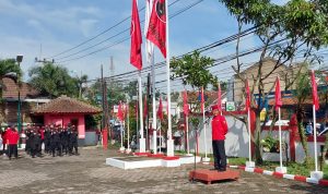 Ketua DPC PDI Perjuangan Kabupaten Bandung, Harjoko Sangganagara, saat upacara HUT ke 49 PDI Perjuangan di Lapangan Kantor DPC PDI Perjuangan Kabupaten Bandung, Senin (10/1). (Yully S Yulianty/Jabar Ekspres)