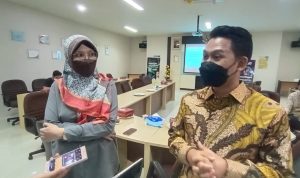 COO Tokocrypto, Teguh Kurniawan Harmanda (kanan) dan Dekan Fakultas FEB Telkom University, Ratri Wahyuningtyas (kiri) saat menjelaskan Pusat Inovasi Blockchain. Senin (10/1). (Foto: Sandi Nugraha/Jabar Ekspres)