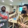 COO Tokocrypto, Teguh Kurniawan Harmanda (kanan) dan Dekan Fakultas FEB Telkom University, Ratri Wahyuningtyas (kiri) saat menjelaskan Pusat Inovasi Blockchain. Senin (10/1). (Foto: Sandi Nugraha/Jabar Ekspres)