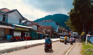 BERHENTI: Perbaikan jalan wilayah selatan KBB mesti berhenti total.