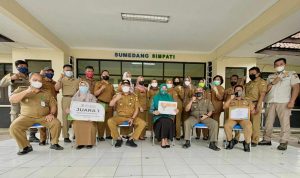Keren, Pelayanan Publik Kecamatan Jatinangor Terbaik di Kabupaten Sumedang Camat Jatinangor, Herry Dewantara bersama para perangkat serta anggota Satpol PP Jatinangor saat foto bersama usai raih penghargaan pelayanan publik terbaik di Kabupaten Sumedang. (Istimewa)
